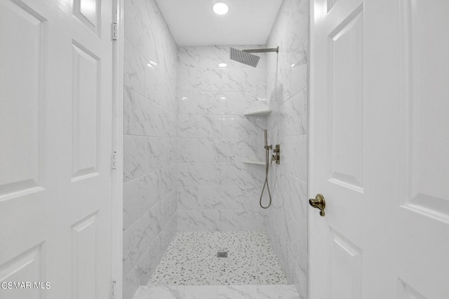 bathroom featuring tiled shower