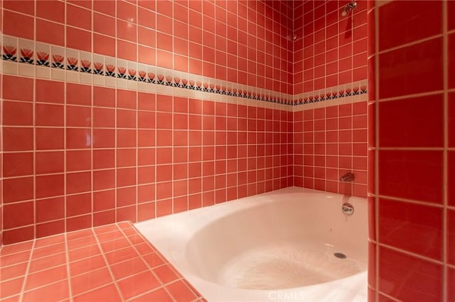 bathroom with tiled shower / bath combo