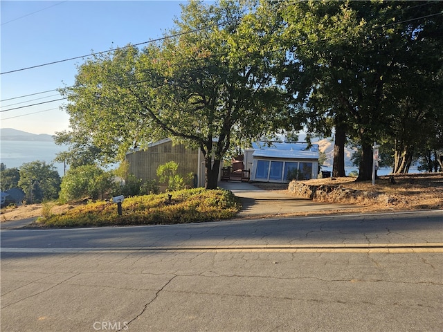 view of front of house featuring a mountain view