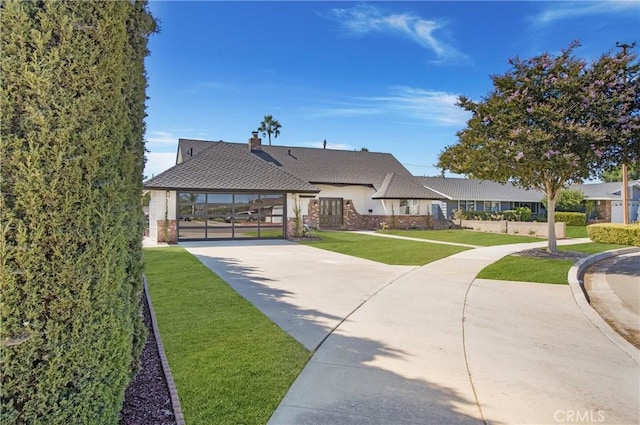 view of front of house featuring a front lawn