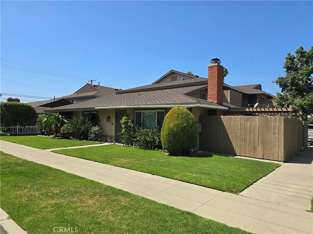 ranch-style home featuring a front lawn