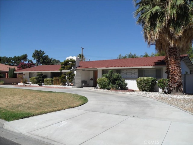 single story home featuring a front yard