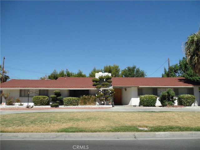 ranch-style home with a front lawn