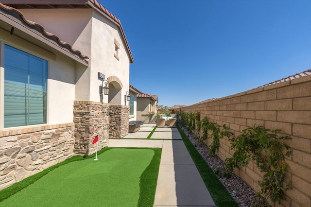 view of yard featuring a patio area