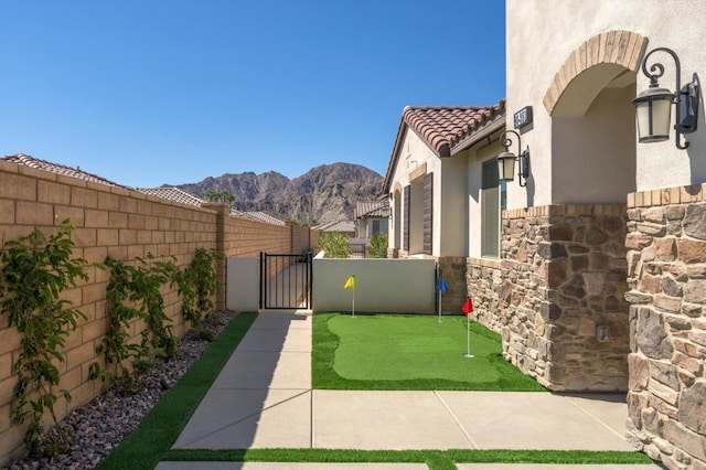 view of yard featuring a mountain view