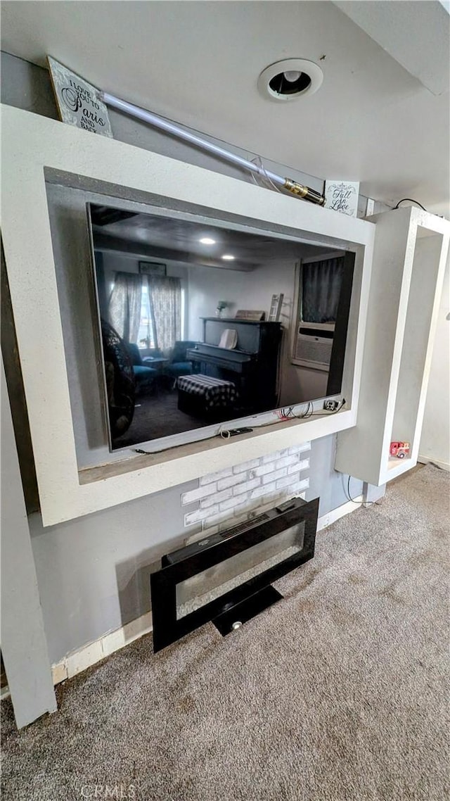 room details featuring carpet flooring