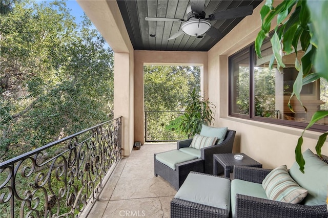 balcony featuring ceiling fan