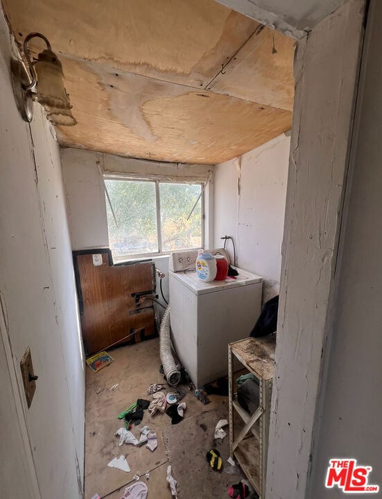 misc room with washer / clothes dryer