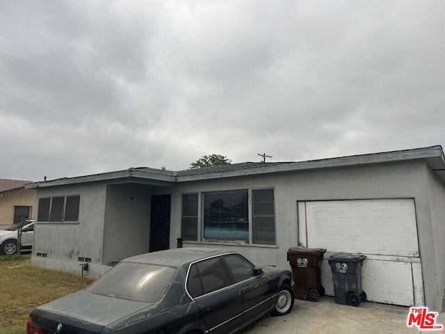 single story home featuring a garage