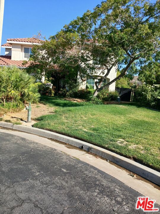 view of front of property with a front yard