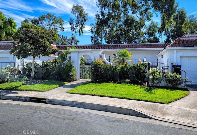 view of front of property featuring a front lawn