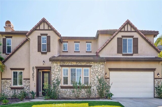 view of front of property featuring a front yard and a garage