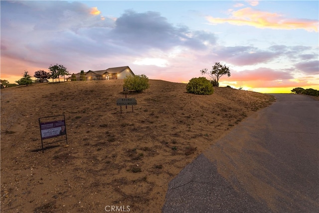 view of yard at dusk