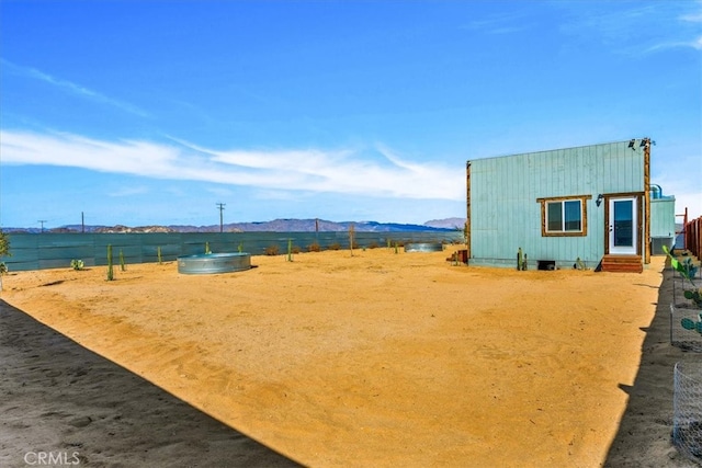 view of yard featuring a mountain view