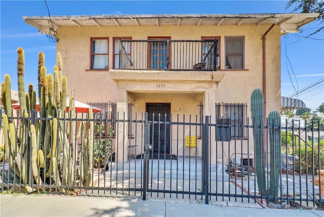 view of front of property featuring a balcony