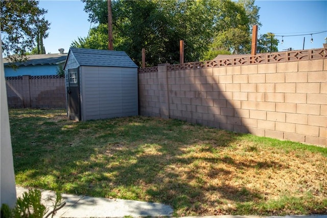 view of yard featuring a shed