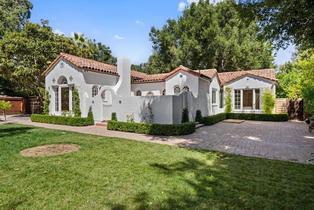 view of front facade with a front yard