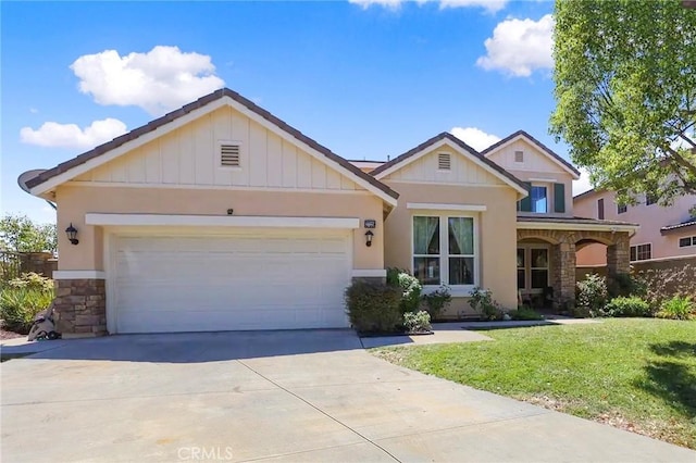 view of front of property featuring a front yard and a garage