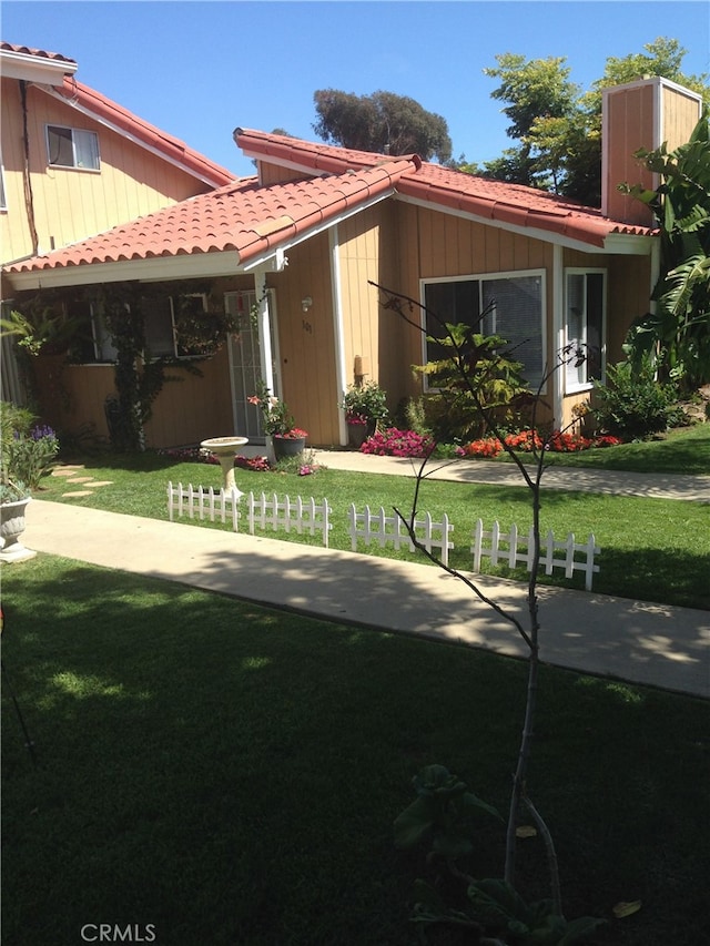 view of front of house featuring a front yard