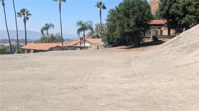 view of yard featuring a mountain view