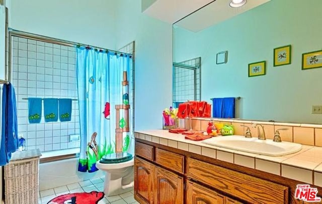 full bathroom featuring tile patterned floors, shower / bath combo, vanity, and toilet