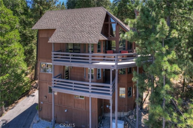 view of front of house with a balcony