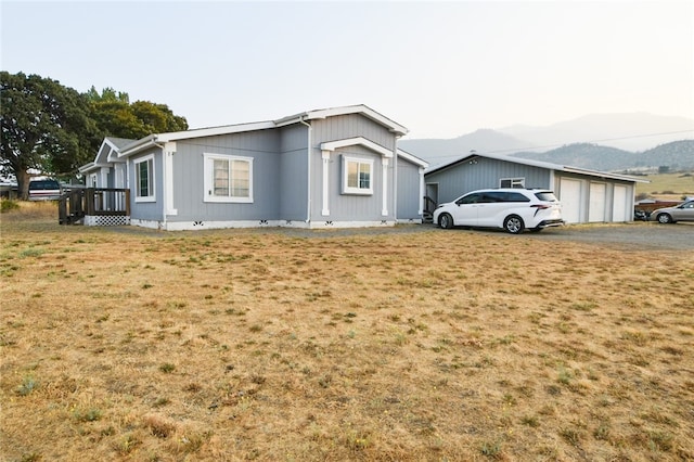 view of front of house with a mountain view and a front yard