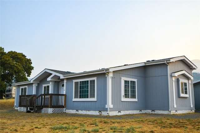 manufactured / mobile home featuring a front lawn