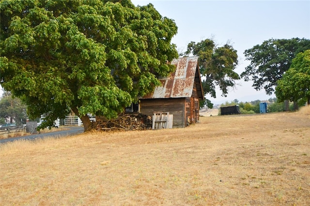 view of yard featuring an outdoor structure