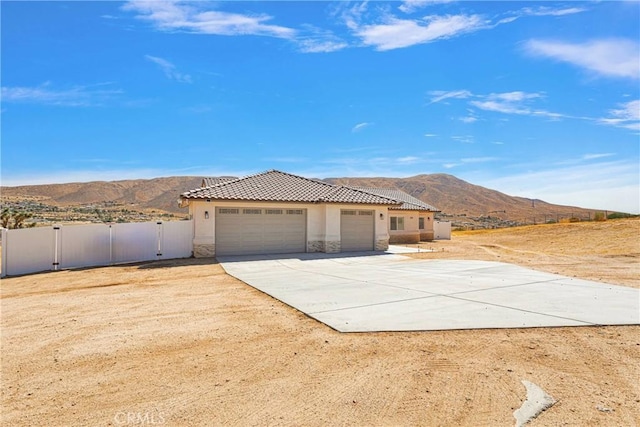 view of front of property featuring a mountain view