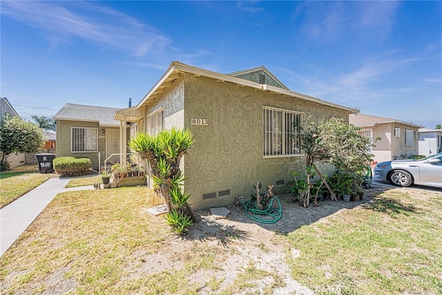 view of side of property featuring a lawn