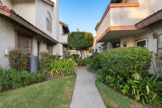 view of property's community featuring a yard