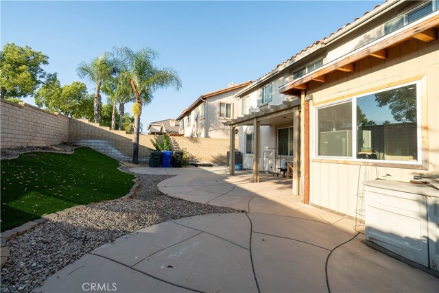 view of yard featuring a patio area