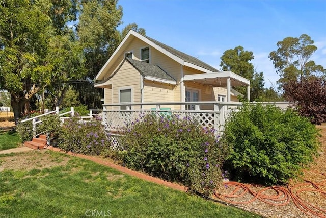 view of side of property featuring a yard