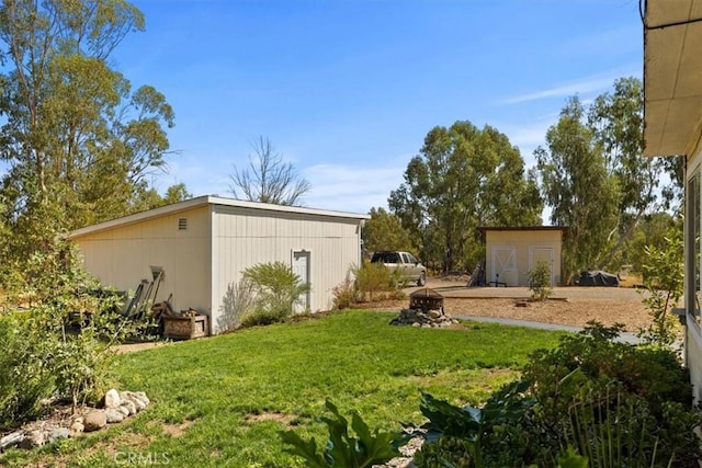 view of yard with a storage unit