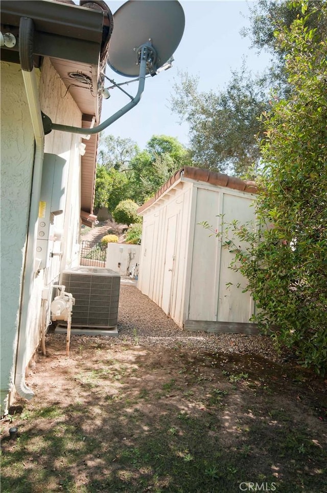 view of yard with a shed and central AC unit