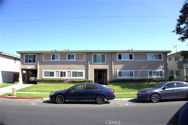 multi unit property featuring a front yard