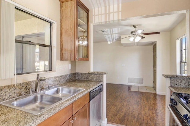 kitchen featuring ceiling fan, appliances with stainless steel finishes, dark hardwood / wood-style floors, and sink