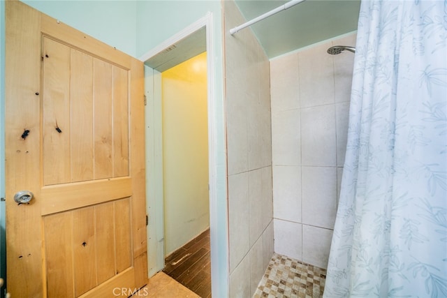 bathroom featuring curtained shower