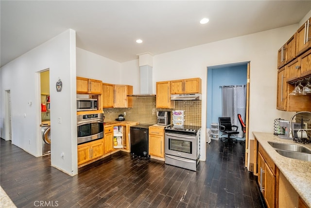 kitchen featuring stainless steel appliances, washer / dryer, dark hardwood / wood-style floors, and sink