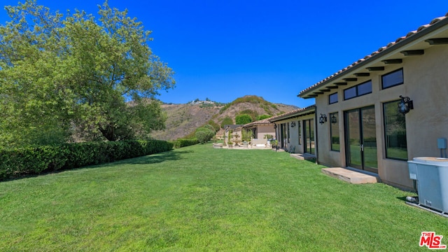 view of yard with a mountain view