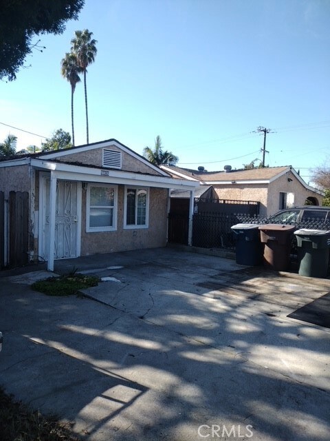 view of front of house featuring a patio area