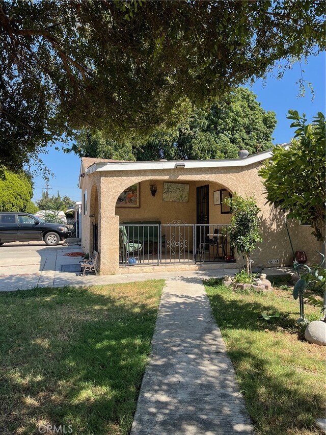 view of front of home featuring a front yard