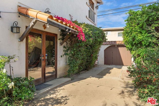 entrance to property featuring a patio