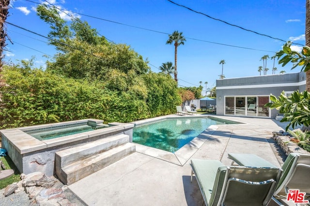 view of pool with an in ground hot tub and a patio area