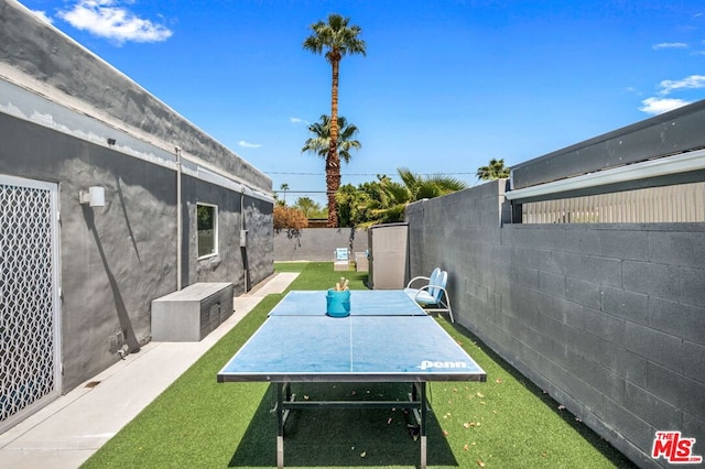 view of yard featuring a patio area