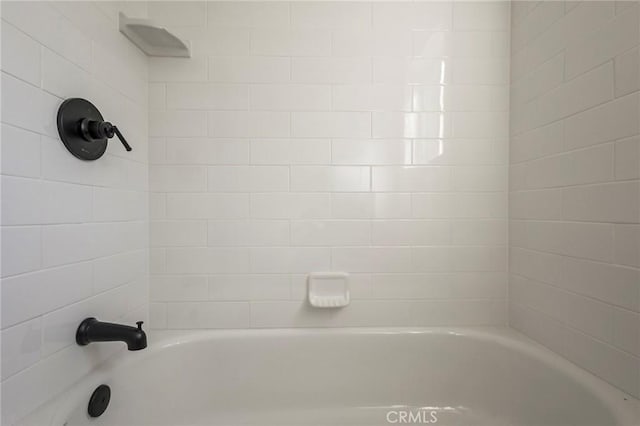 bathroom with tiled shower / bath