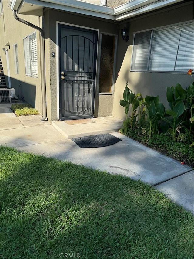 entrance to property featuring a yard