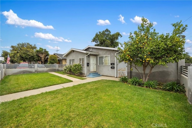 view of front of house featuring a front yard