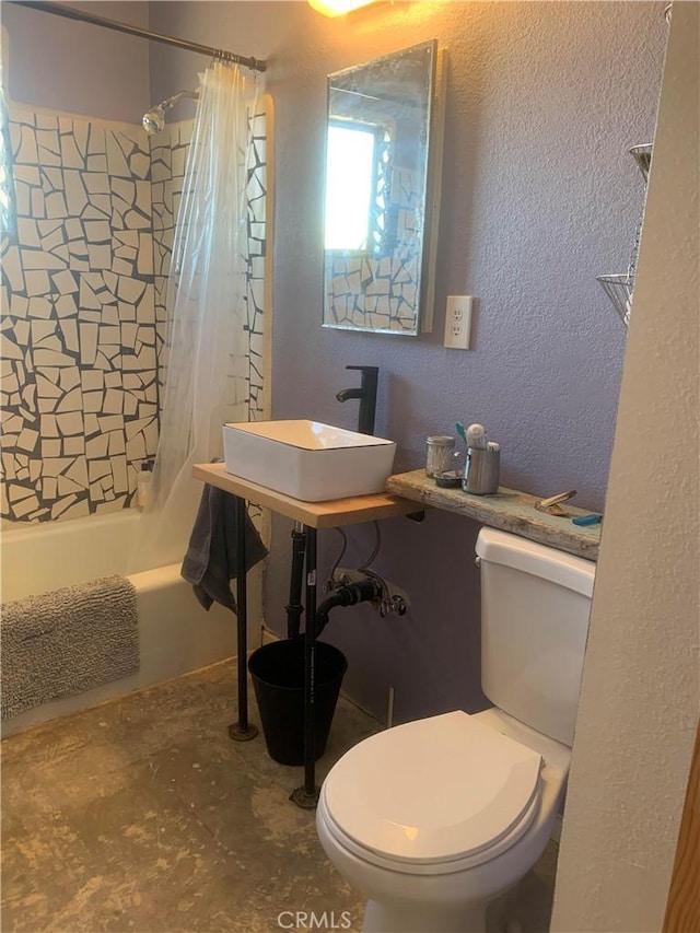 full bathroom with shower / bath combo with shower curtain, sink, and toilet